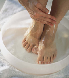 http://www.pharmaclic.be/guidesante/wp-content/uploads/2012/10/astuce-conseil-anti-transpiration-des-pieds-t.jpg